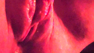 Muscle milf can't hold back her horniness again and jerks off until she cums