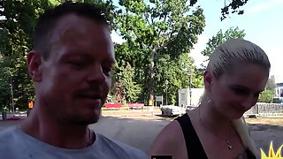 Piercedpussy cougar hard fucked outdoor