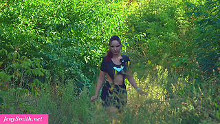 Jeny Smith decided to play around with her body a little at an abandoned construction site 😳