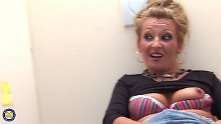 This Mature Nympho Loves Whats Coming Through The Hole
