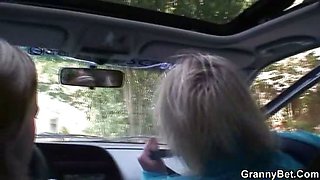 Hitchhiking granny fucked in the car