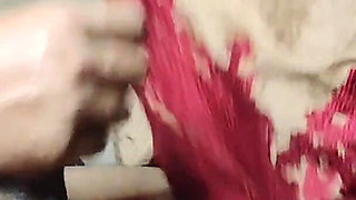 Barri Gand Wali Desi Maid Ko Lund Dikha Ke Garam Kiya