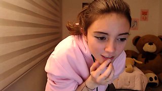 Cute amateur teen girl toying her pussy in bed on cam