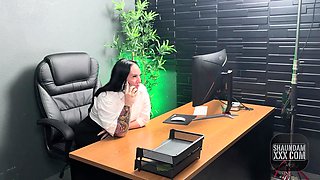 Iluvshauna Fucked on the Desk at Work Bts