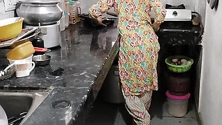 Kichen me step sister ko nanga kar ke pel diya