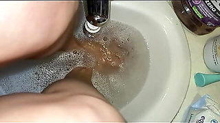 Melove Cleaning her Sexy Small Feet in the Bath