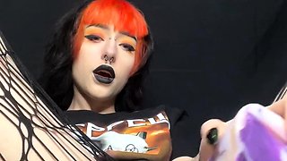 Bubble butt amateur goes solo with a toy in the powder room