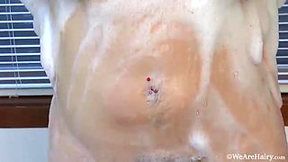 Bath time fun with the all natural Felicia F - WeAreHairy