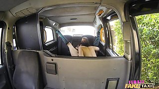 Curly-haired ebony gives a nice cunnilingus on the backseat