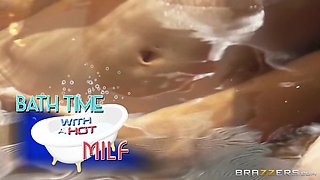 Bathtime With A Hot Milf With Clover, Sara Luvv, India Summer - Brazzers