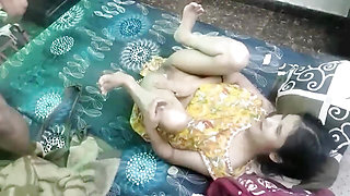Soyi hui step sister ko pakar ke pel diya