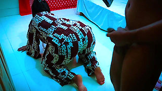 Desi Hot Stepmom Fucked by Stepson When She Was Cleaning Him Room, & Shows Him Full Sex on Video Call