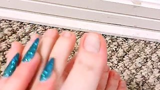 Amateur Foot Fetish Girlfriend Sucks and gives a Footjob