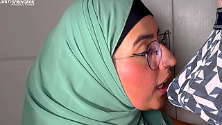 Hijabi Aaliyah Yasin Gives a Super Sloppy Blowjob