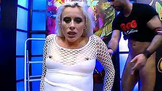 Slutty blonde found the fountain of pleasure