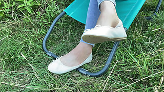 Foot Play in the Grass 🌿 Flats shoes, No-Show Socks & a Little Pee