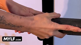 Uber-sexy milf andi avalon pulls her stretch pants down and sits on her individual trainer’s face - mylf