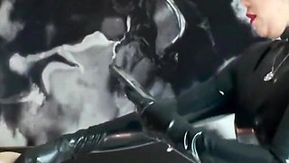 Latex Dominatrix fisting session