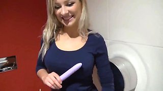 Hot Deutsch Blonde gefickt in der öffentlichen Toilette mit Huge Facial