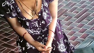Horny Indian housewife Pyasi Mom gets down and dirty at home