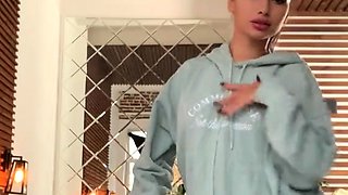 PUSSY BABE BRUNETTE masturbating