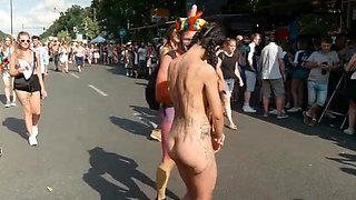 Daisy Y Su Amiga Caminan Desnudas Por La Calle