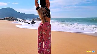 Pedi Para Um Desconhecido Me Filmar Na Praia, Paguei Ele Com Um Boquete Bem Molhado!