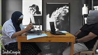 Blowjob panas di tempat kerja dari rekan kerja. rekan. Blowjob di kantor saat bekerja