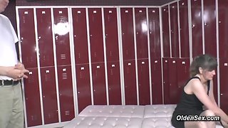 German Amateur Mature Lady Fucked In The Locker Room
