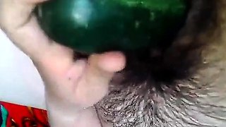 Milf se da un tratamiento con pepino