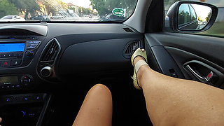 Horny MILF in Heels Spreads Her Legs and Seduces the Taxi Driver on the Way to the Office