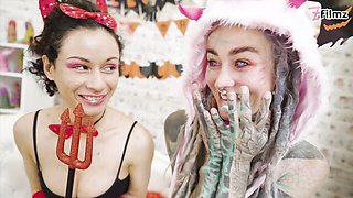 Tattooed girlfriend Anuskatzz and Stacy Bloom are enjoying their toys