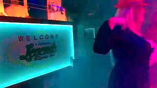 Amateur college babe gives guy a blowjob in reality sexparty