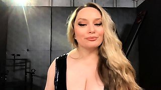 Big boob brunette masturbates on webcam