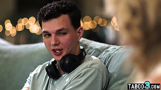 cougar lets stepson to discover her snatch