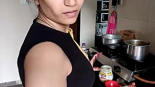DESI BHABHI IN SAREE SULTRY - Housewives