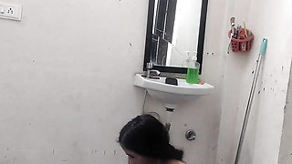 Abbu jaan ne meri jawani bathroom me dekh kar jabar dasti pela