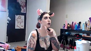 Inked camgirl gives double banging a try with sex toys