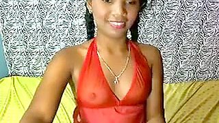 Une bresilienne sexy de 19 piges exhibe son cul en webcam