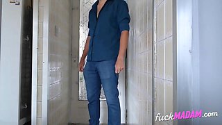 Esposa Heyya In Blowjob And A Glass Of Water For The Delivery Guy
