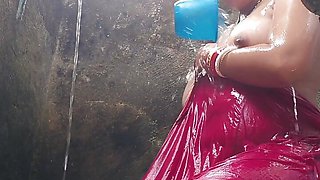 Desi indian bihari wife having bath and saree remove boob show in birth room