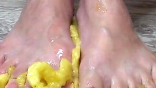 Babe with nice legs, crush a banana with her feet, perfect footjob ending