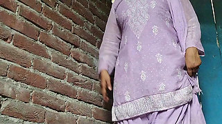 Desi aunty ko kapde badalte bade bade boobs dabaya