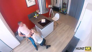Hunt4k. teenager in strengen anzug und sexy dessous zeigt ihre sexuellen fähigkeiten