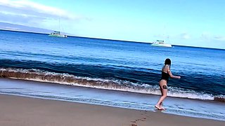 Amateur babe masturbating in beach