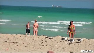 Amateur swimsuit beauty is picked up at the beach for a hasty bang