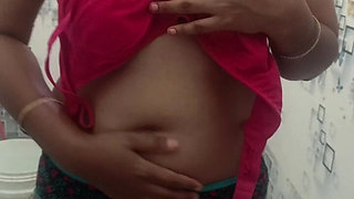 Aunty bathing viral video