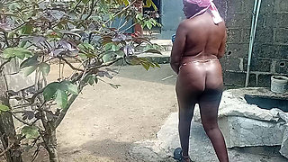 Nigerian Lady Got Fucked by Her Neighbor When Going to Take Her Bath See How Sh Take That Cum
