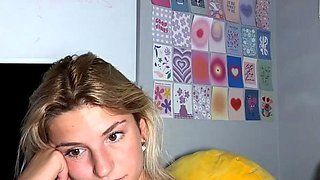 Amateur Webcam Cute Teen Plays Solo with Big Dildo