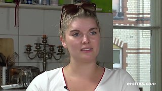 Blonde Halb-danin Natascha Fingert Sich Doggy Auf Dem Kuchentisch